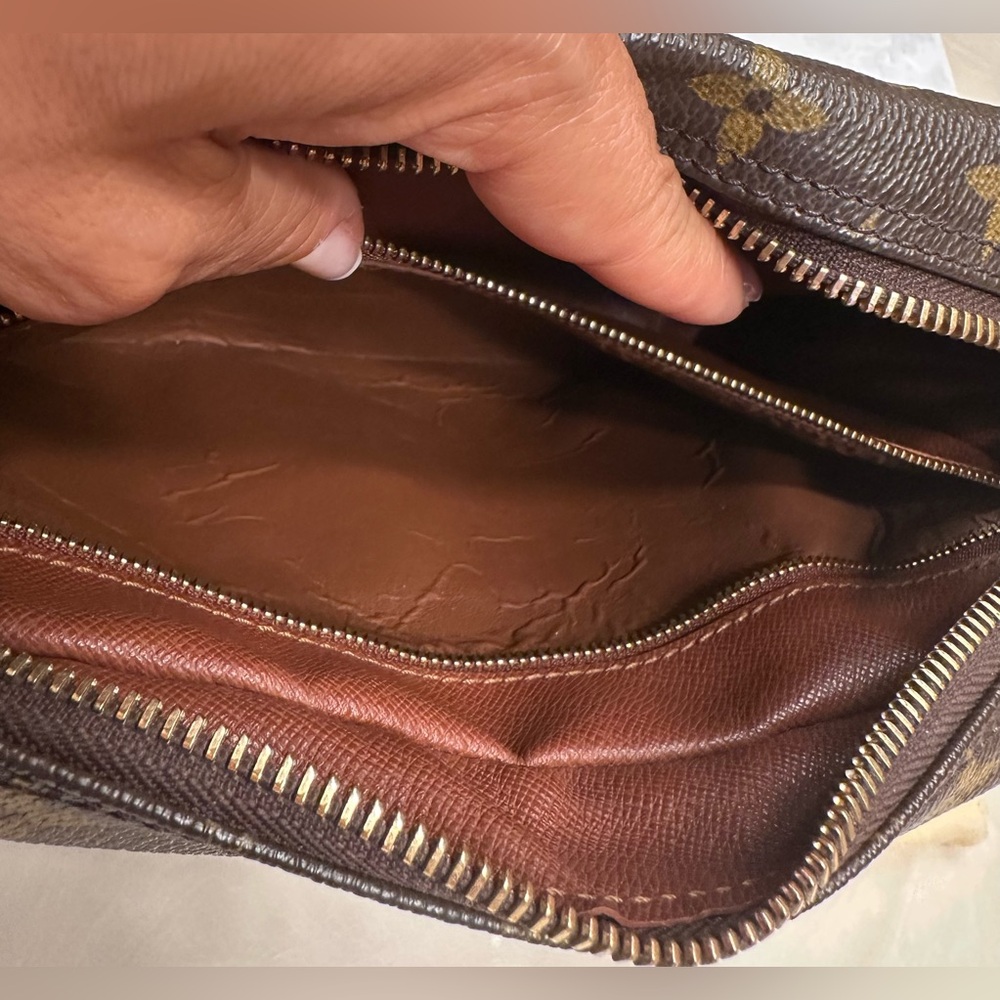 Louis Vuitton Monogram Trocadero
GM (30) Crossbody - Picture 6 of 12